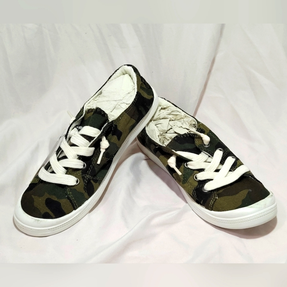 Beneker Camo Sneakers, Size 8, NWT